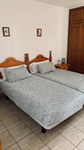 two beds sitting next to each other in a bedroom at Apartamentos Villa Aurora in Valle Gran Rey