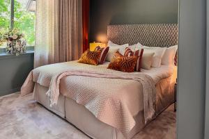 A bed or beds in a room at Villa Fridhem Boutiquehotell