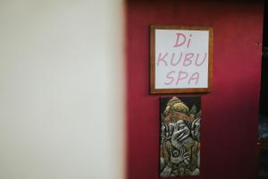 un cartel en una pared que lee el spa dr kushu en ALOKA BAHARI Villas, en Tejakula