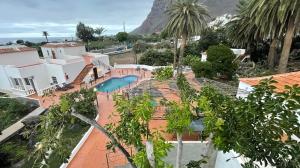 an aerial view of a house with a swimming pool at Apartamentos Villa Aurora in Valle Gran Rey