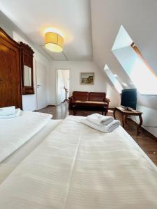 a bedroom with two large white beds and a window at Ferienwohnungen am Holstentor in Lübeck