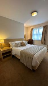 a bedroom with a large bed and a window at Horseshoes cafe and lodge in Welbourn