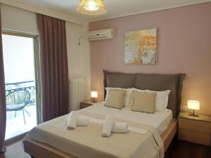En eller flere senge i et værelse på EcoStay-Scandy,2bdr cozy apartment by the sea in Alimos