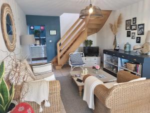 een woonkamer met banken en een trap bij Ty Coz Breizh in Guidel
