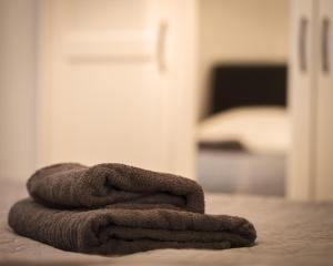 Una toalla en el suelo en una habitación en Modern 6 bathroom villa in the city, en Oldenburg