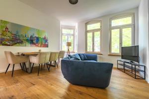 sala de estar con sofá azul y mesa en Modern 6 bathroom villa in the city, en Oldenburg