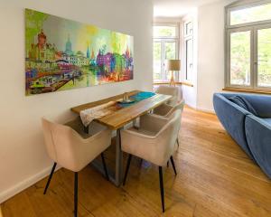 una sala da pranzo con tavolo e sedie di Modern 6 bathroom villa in the city a Oldenburg