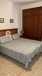 バジェ・グラン・レイにあるApartamentos Villa Auroraのベッドルーム1室(ベッド2台、テーブルの上にランプ付)