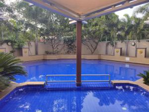 Bazén v ubytování Courtyard by Marriott Madurai nebo v jeho okolí