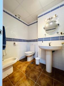 y baño con aseo, lavabo y bañera. en Marina 4 apartment en Huelva