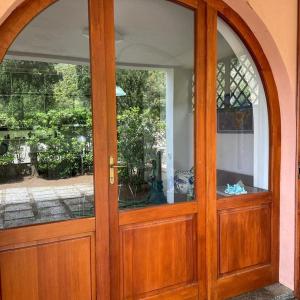 sklepione drewniane drzwi do domu w obiekcie Trilocale Vista Mare Isola d'Elba w mieście Capo D'Arco
