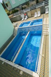 an overhead view of a swimming pool with blue water at Apartman Fishers View in Trogir +7 photos