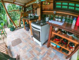 uma cozinha exterior com um fogão e um balcão em Casa Araribá - Ilha Grande em Abraão