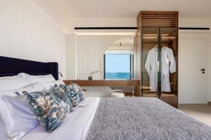 Postel nebo postele na pokoji v ubytování Ventus Villa - A Luxury Sea View Retreat in Akrotiri + 37 fotografií