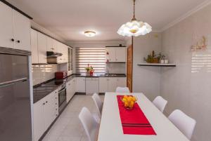 A kitchen or kitchenette at Casa Bértolo