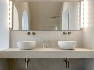 Ванна кімната в Marousi Cycladic House with private pool