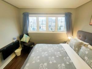Un dormitorio con una cama grande y una ventana en Affordable Room with FREE Parking in Newmarket ON, en Newmarket