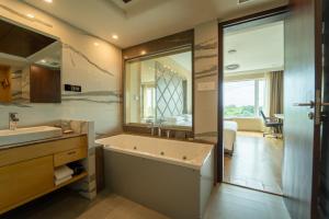 Koupelna v ubytování Courtyard by Marriott Madurai