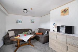 una sala de estar con un sofá y una mesa en An der Rehkoppel, en Boren