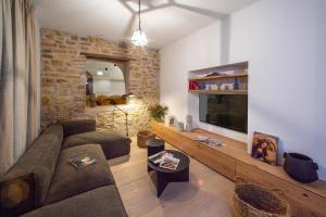 sala de estar con sofá y TV en Bastide de la Bergerie d'Aquino en Tourves