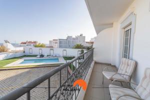 uma varanda com vista para uma piscina em #108 Old Town Seaview Studio with Pool, 60 mts Beach em Albufeira