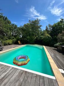 - une piscine sur une terrasse en bois dotée d'un flotteur dans l'établissement Chambres d'hôtes La Farga, à Carennac