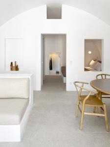 Зона вітальні в Marousi Cycladic House with private pool