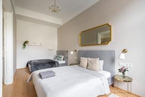 A bed or beds in a room at Luxury Elizabeth Residence next to the New York Café