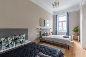 A bed or beds in a room at Luxury Elizabeth Residence next to the New York Café