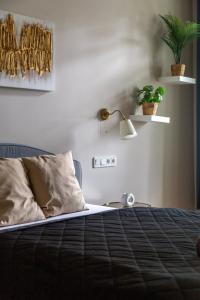 A bed or beds in a room at Luxury Elizabeth Residence next to the New York Café