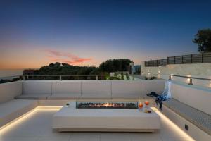 een woonkamer met een vuurplaats op een balkon bij Villa Reale in Chania