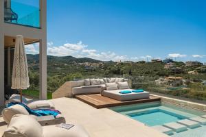 een woonkamer met een bank en een zwembad bij Villa Reale in Chania