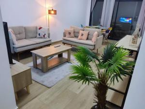 ダカールにあるSuperbe appartement avec parking gratuit et gardéのソファ2つとコーヒーテーブルのあるリビングルーム