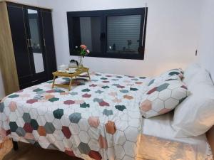 ダカールにあるSuperbe appartement avec parking gratuit et gardéのベッドルーム1室(テーブル付)