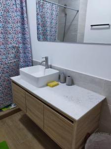 Ванная комната в Superbe appartement avec parking gratuit et gardé