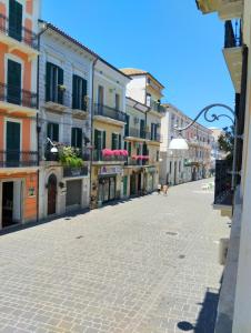 een lege straat in een stad met gebouwen bij Abruzzo Holiday in Ortona