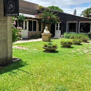 un jardín con una estatua en el patio de un edificio en El Jardin Colonial en Calilegua