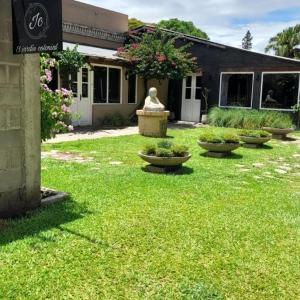 un jardín con una estatua en el patio de un edificio en El Jardin Colonial, en Calilegua