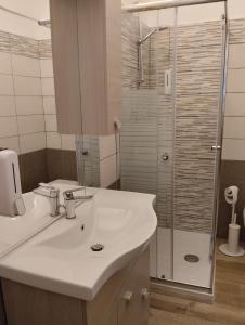 een badkamer met een witte wastafel en een douche bij Abruzzo Holiday in Ortona