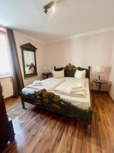 ein Schlafzimmer mit einem großen Bett und Holzboden in der Unterkunft Ferienwohnungen am Holstentor in Lübeck