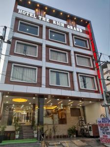 um edifício de hotel com uma placa que lê hotel o estande de porcos em Hotel The Rich Grand Agra em Agra