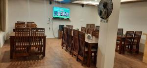 a dining room with a table and chairs and a television at REBO NUBRA CAMP in Hundar