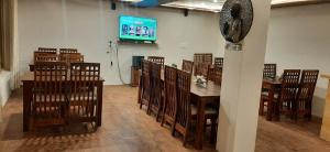 ハンダルにあるRebo Camp And Resort Nubraのテーブルと椅子とテレビのあるダイニングルーム