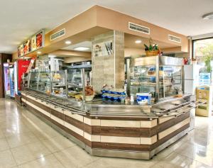 A supermarket or other shops at a szállodákat or nearby