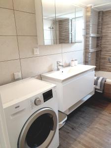 Et badeværelse på EcoStay-Scandy,2bdr cozy apartment by the sea in Alimos