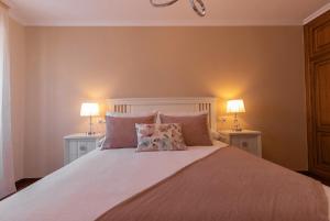 A bed or beds in a room at Casa Bértolo