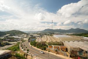 eine Stadt mit einer Straße und Bergen im Hintergrund in der Unterkunft BinBin Phúc Dalat Hotel in Da Lat