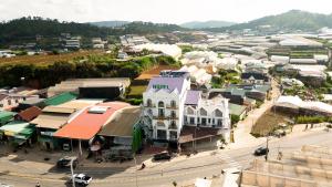 eine Luftansicht einer Stadt mit Gebäuden und einer Straße in der Unterkunft BinBin Phúc Dalat Hotel in Da Lat