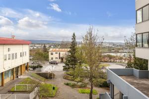 Il dispose d'un balcon offrant une vue sur le parking. dans l'établissement Modern Apartment in Kópavogur, à Reykjavik