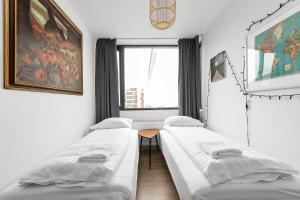 2 camas en una habitación con ventana en Modern Apartment in Kópavogur en Reikiavik